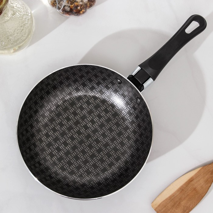 фото Сковорода «хозяюшка», d=16 см, пластиковая ручка, антипригарное покрытие, цвет бордовый белая калитва