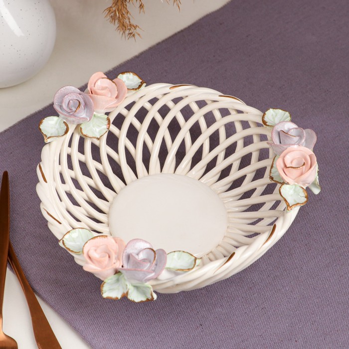 Конфетница "Рафаэлка", белая, лепка, плетение, авторская работа
Конфетница "Рафаэлка", белая, лепка, плетение, авторская работа