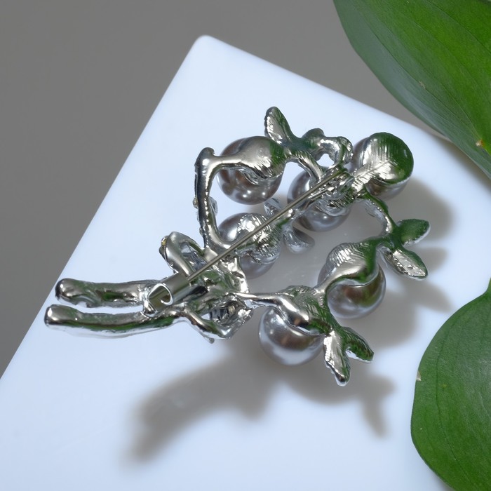 Брошь "Жемчужный букет бусинок" в листьях, цвет серый в матовом серебре