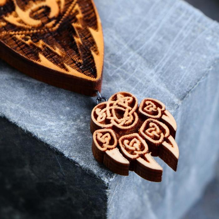 фото Подвеска "волк" тонированная, кедр, придаёт силы, помогает в карьере