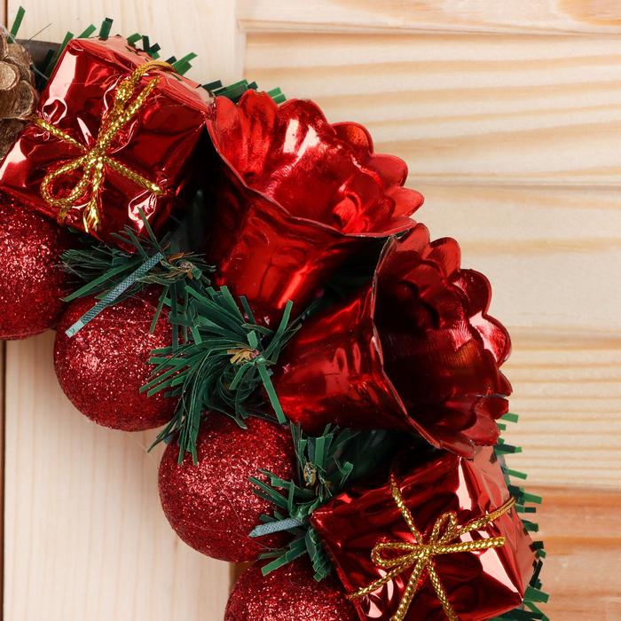 фото Венок новогодний d-22 см "красные шарики, колокольчики, подарки" зимнее волшебство