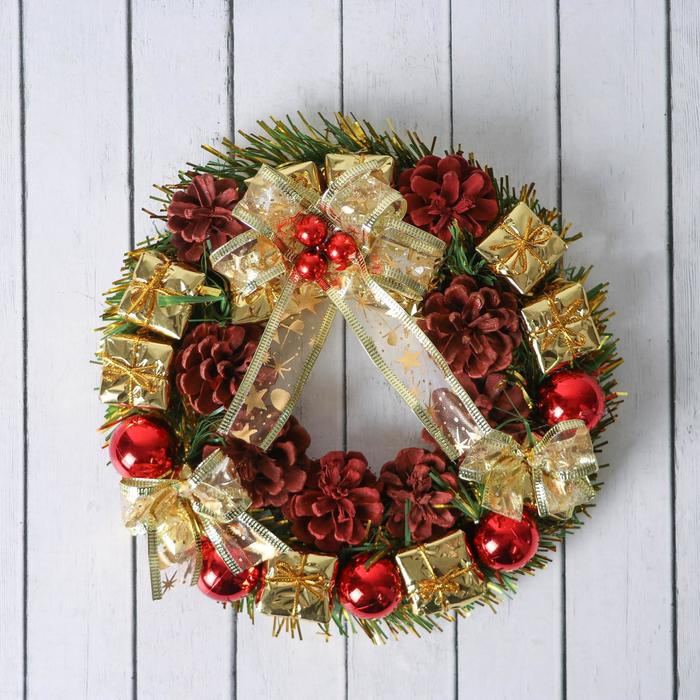 Венок новогодний d-22 см "Шишки, подарки и шарики"
Венок новогодний d-22 см "Шишки, подарки и шарики"