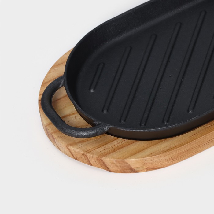 фото Сковорода чугунная «овал гриль», 43×16,5×2,5 см, с ручками, на деревянной подставке
