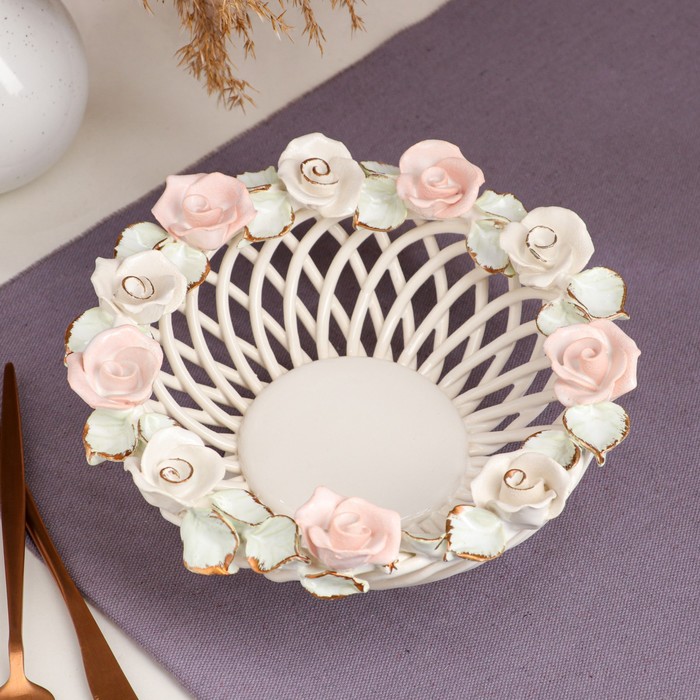 Конфетница "Поляна", белая, цветная лепка, плетение, авторская работа 
Конфетница "Поляна", белая, цветная лепка, плетение, авторская работа