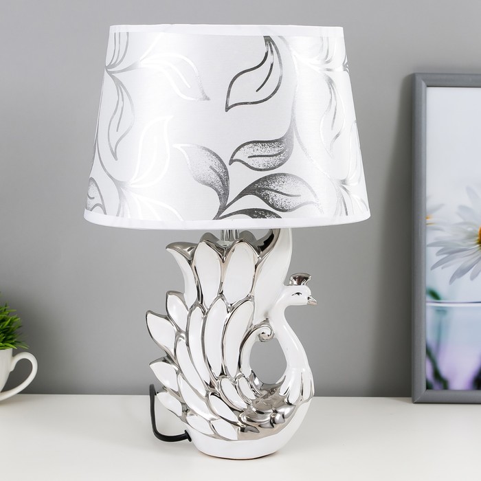 Лампа настольная с абажуром Е14 40 Вт "Павлин" белая с серебром 32х20х15 см
Лампа настольная с абажуром Е14 40 Вт "Павлин" белая с серебром 32х20х15 см