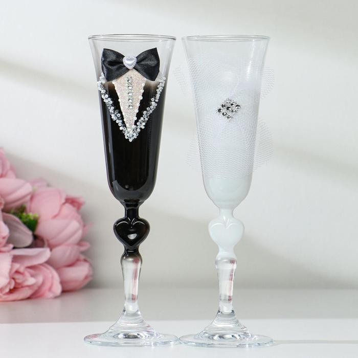 Набор свадебных бокалов «Жених и невеста» со стразами и черной бабочкой
Набор свадебных бокалов «Жених и невеста» со стразами и черной бабочкой