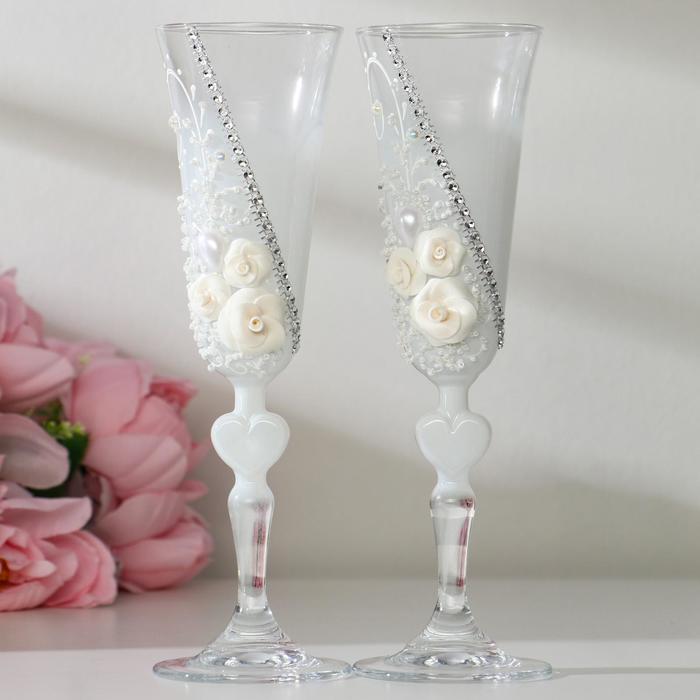 Набор свадебных бокалов "Розы", с лепниной и сердцем на ножке, белый 
Набор свадебных бокалов "Розы", с лепниной и сердцем на ножке, белый