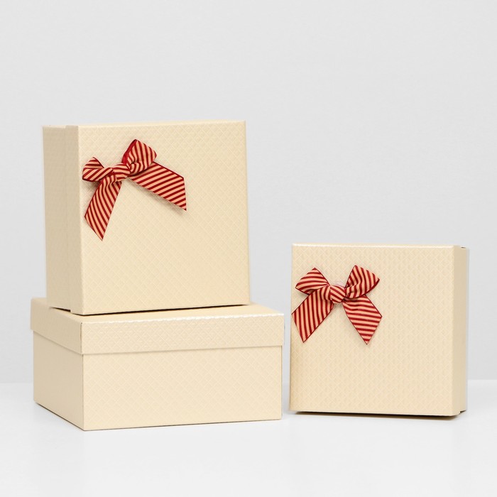 Набор коробок 3 в 1, 18,5 х 18,5 х 9 - 15 х 15 х 7 см 
Набор коробок 3 в 1, 18,5 х 18,5 х 9 - 15 х 15 х 7 см