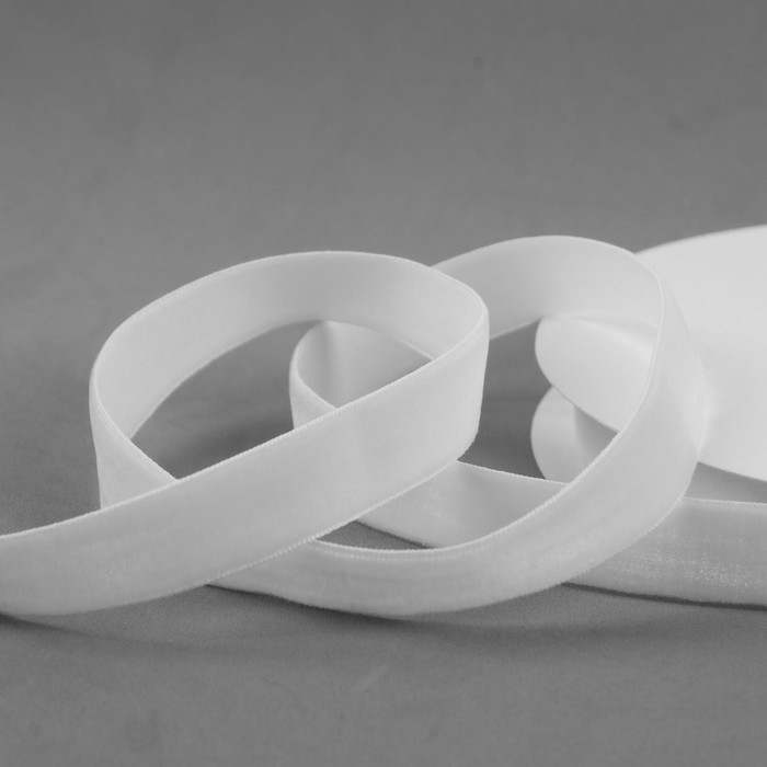 Лента бархатная, 15 мм, 18 ± 1м, цвет белый №01
Лента бархатная, 15 мм, 18 ± 1м, цвет белый №01