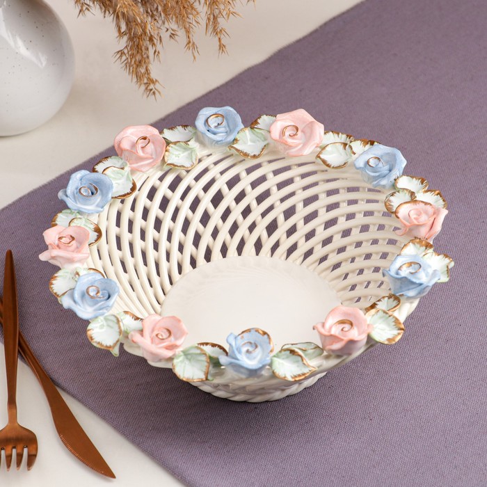 Конфетница "Розмари", белая, цветная лепка, плетение, авторская работа
Конфетница "Розмари", белая, цветная лепка, плетение, авторская работа