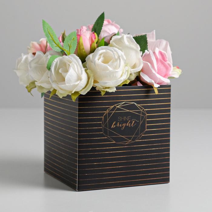 Коробка для цветов с PVC крышкой Shine bright, 12 × 12 × 12 см
Коробка для цветов с PVC крышкой Shine bright, 12 × 12 × 12 см