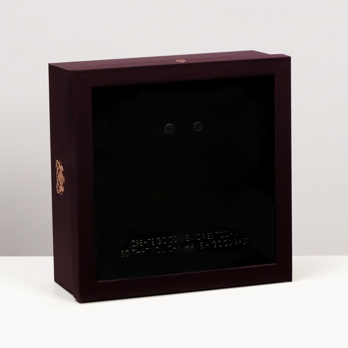 Коробка подарочная, с PVC окном, 26,5 х 26,5 х 10 см
Коробка подарочная, с PVC окном, 26,5 х 26,5 х 10 см