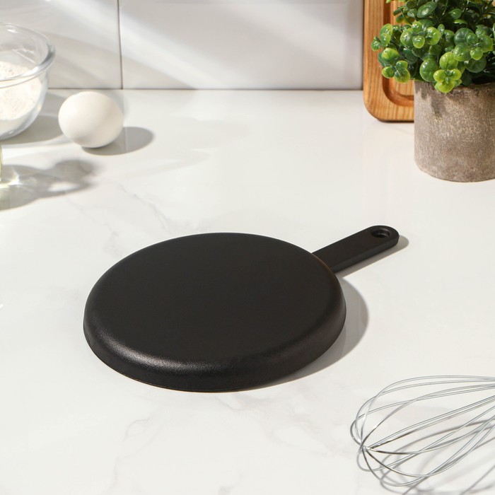 фото Сковорода блинная чугунная «круг», d=18 см, чугунная ручка