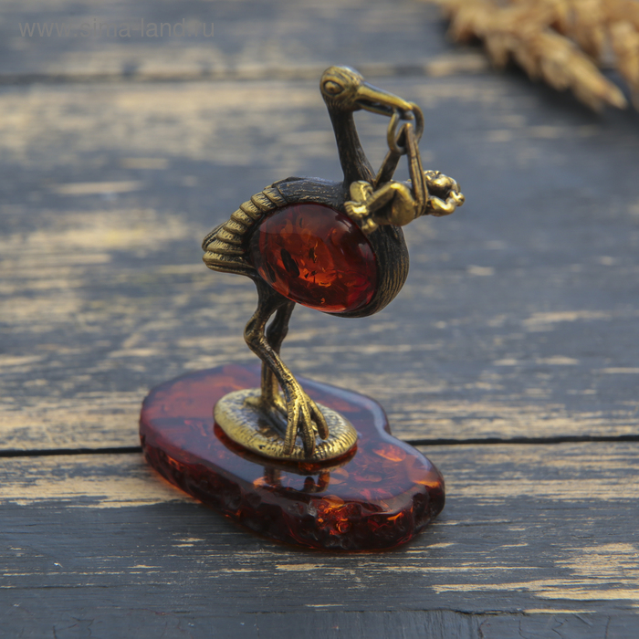 Сувенир «Аист с младенцем», латунь, янтарь, 4,2 × 6,7 см
Сувенир «Аист с младенцем», латунь, янтарь, 4,2 × 6,7 см