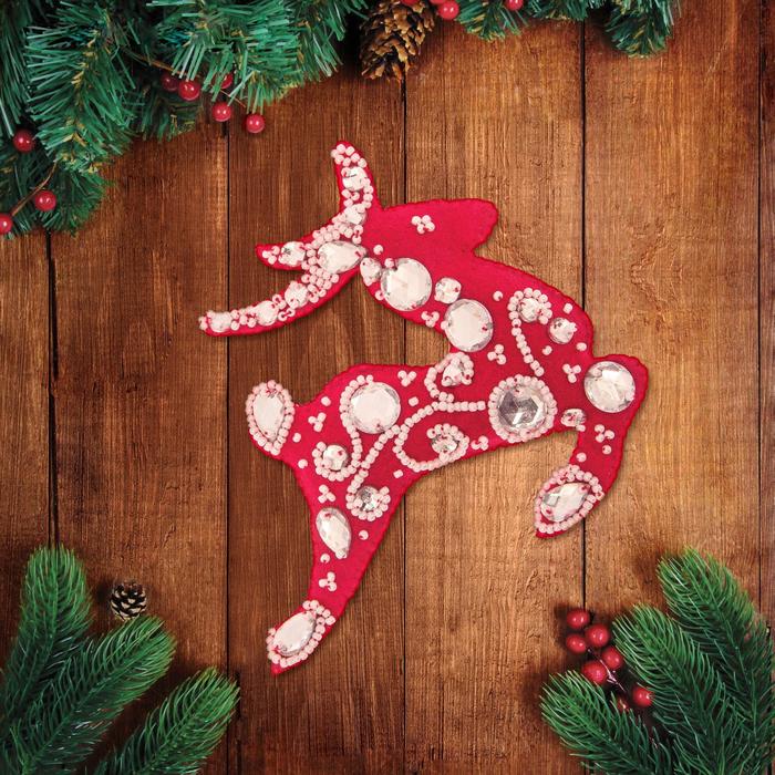 Новогодняя игрушка из фетра с вышивкой стразами "Олень"
Новогодняя игрушка из фетра с вышивкой стразами "Олень"