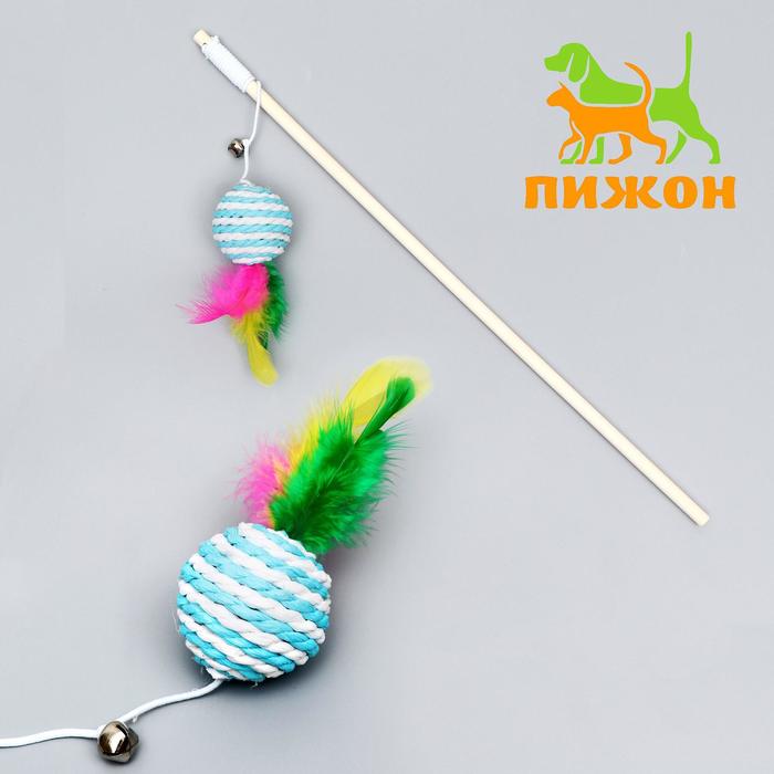 фото Дразнилка-удочка с плетеным шариком и перьями на деревянной ручке, микс цветов пижон