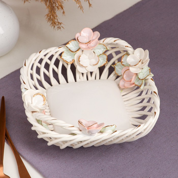 Конфетница "Фаворитка", белая, цветная лепка, плетение, авторская работа
Конфетница "Фаворитка", белая, цветная лепка, плетение, авторская работа