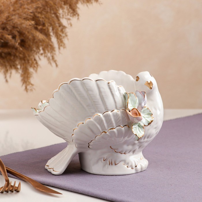 Конфетница "Голубь", белая, цветная лепка, золотистая роспись, авторская работа
Конфетница "Голубь", белая, цветная лепка, золотистая роспись, авторская работа