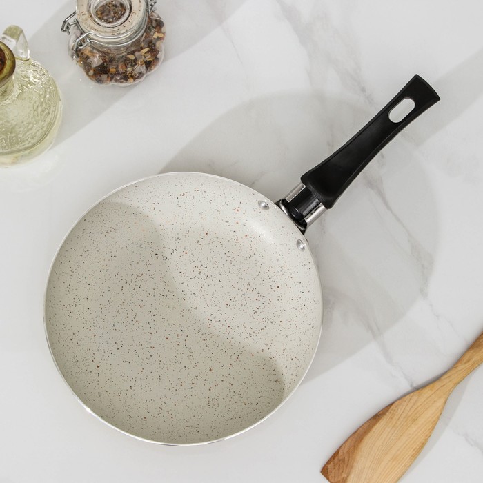 фото Сковорода «стоун», d=17 см, пластиковая ручка, антипригарное покрытие, цвет бежевый