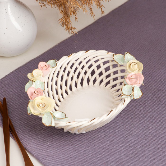 Конфетница "Ладушка", белая, цветная лепка, плетение керамика, авторская работа
Конфетница "Ладушка", белая, цветная лепка, плетение керамика, авторская работа