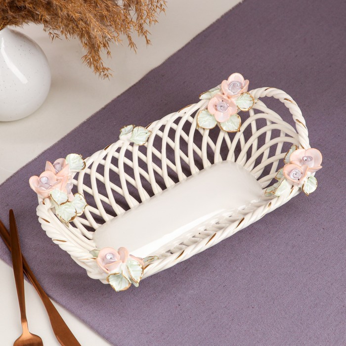 Конфетница "Эклерница", белая, цветная лепка, плетение, авторская работа
Конфетница "Эклерница", белая, цветная лепка, плетение, авторская работа