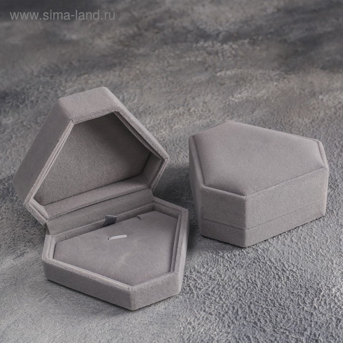 Футляр под гарнитур (серьги, кулон) "Кристалл", 10*8.5*4, цвет серый
Футляр под гарнитур (серьги, кулон) "Кристалл", 10*8.5*4, цвет серый