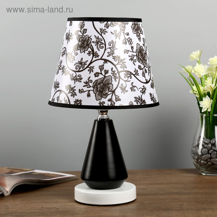 Лампа настольная "Чарльстон" 1х40Вт Е27 220В белый-черный 21х21х35 см. 
Лампа настольная "Чарльстон" 1х40Вт Е27 220В белый-черный 21х21х35 см.