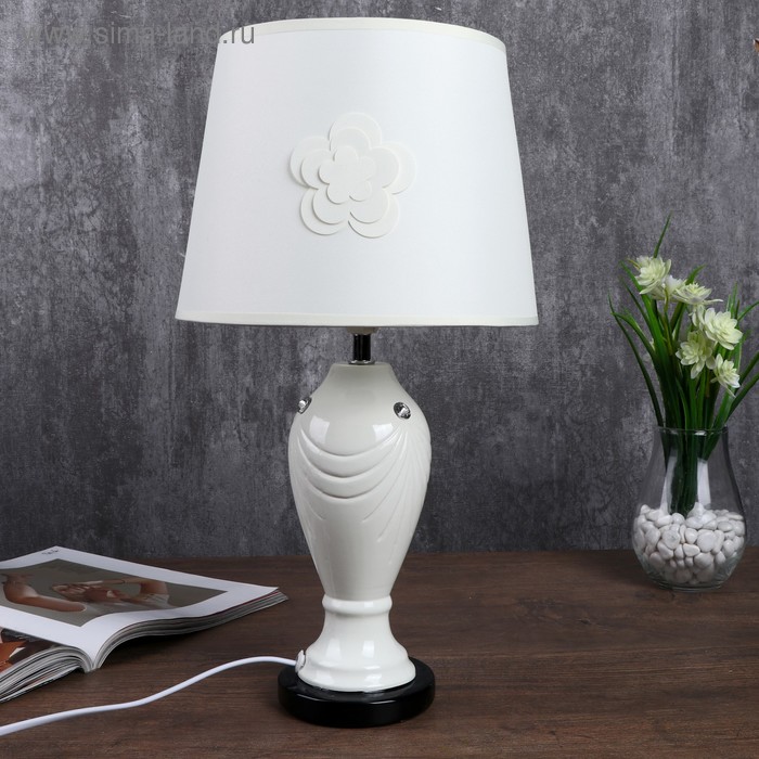Настольная лампа "Амелия" 1x40Вт E27 белый 21х21х43см
Настольная лампа "Амелия" 1x40Вт E27 белый 21х21х43см