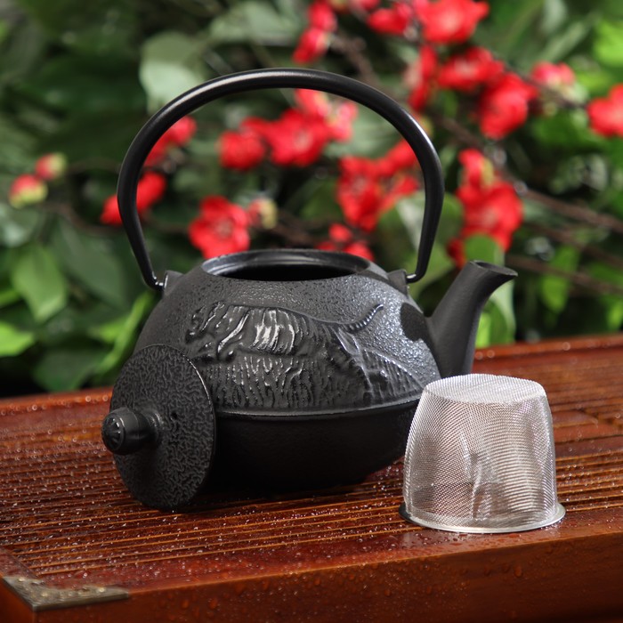 фото Чайник чугунный доляна «чёрный тигр», 700 мл, с ситом, эмалированное покрытие внутри, цвет чёрный