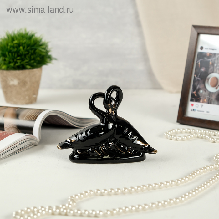 Сувенир керамика "Лебеди - любовь" чёрный с золотом 11х14х5 см
Сувенир керамика "Лебеди - любовь" чёрный с золотом 11х14х5 см