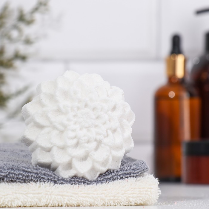 Шипучая бомбочка "Георгин" с ароматом миндаля, белая
Шипучая бомбочка "Георгин" с ароматом миндаля, белая