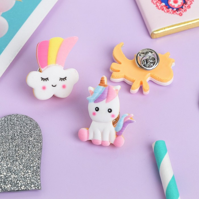 Набор значков (3шт) "Единороги" маленькие, форма МИКС, цветные
Набор значков (3шт) "Единороги" маленькие, форма МИКС, цветные