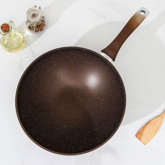фото Сковорода-wok классическая, d=28 см, пластиковая ручка, антипригарное покрытие, цвет кофейный мрамор kukmara