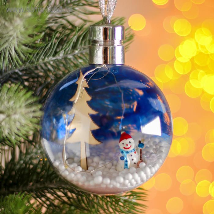 Новогодний шар с деревянной фигуркой и подсветкой «Снеговик и ёлка» 10х10 см 
Новогодний шар с деревянной фигуркой и подсветкой «Снеговик и ёлка» 10х10 см