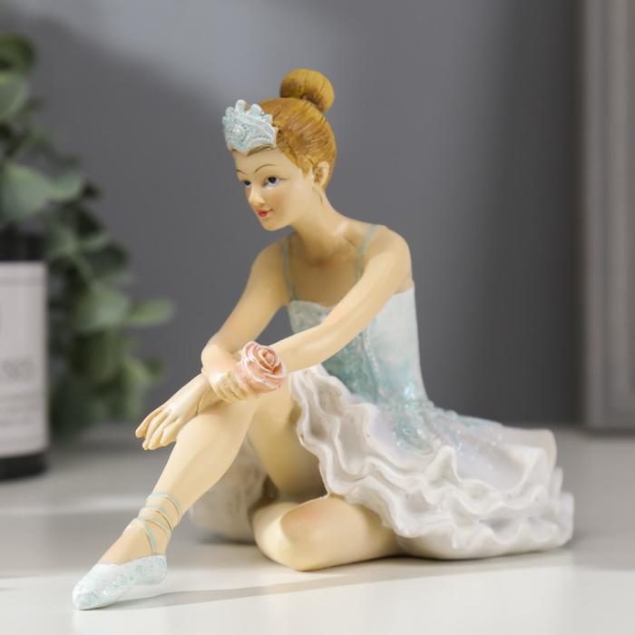 Сувенир полистоун "Балерина с розой, в сиренево-голубой пачке" 12х18,5х10,7 см
Сувенир полистоун "Балерина с розой, в сиренево-голубой пачке" 12х18,5х10,7 см