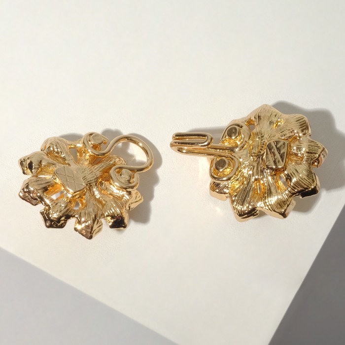 Зажим для кардигана пришивной "Цветы", цвет радужно-белый в золоте 
Зажим для кардигана пришивной "Цветы", цвет радужно-белый в золоте