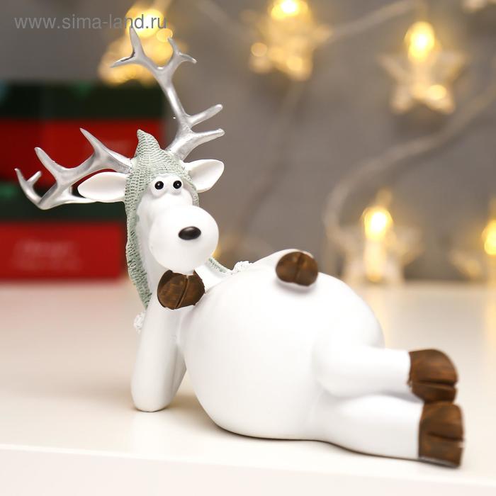 фото Сувенир полистоун "белый олешка в вязаной шапке" 12х9х20 см