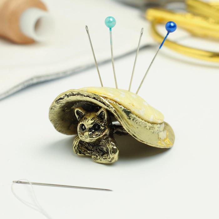 Игольница «Котёнок и шляпа», под лaтунь
Игольница «Котёнок и шляпа», под лaтунь