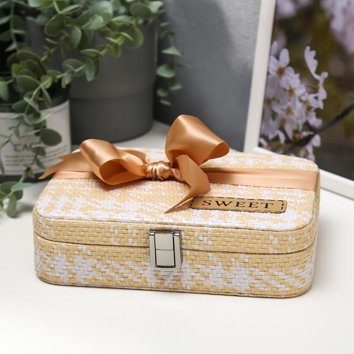 Шкатулка кожзам для украшений "Плетённая с бантом" бежевая 6х14,7х21 см
Шкатулка кожзам для украшений "Плетённая с бантом" бежевая 6х14,7х21 см