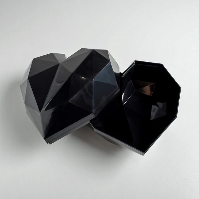 Подарочная коробка «Черное сердце», 18 × 18 × 12.5 см
Подарочная коробка «Черное сердце», 18 × 18 × 12.5 см