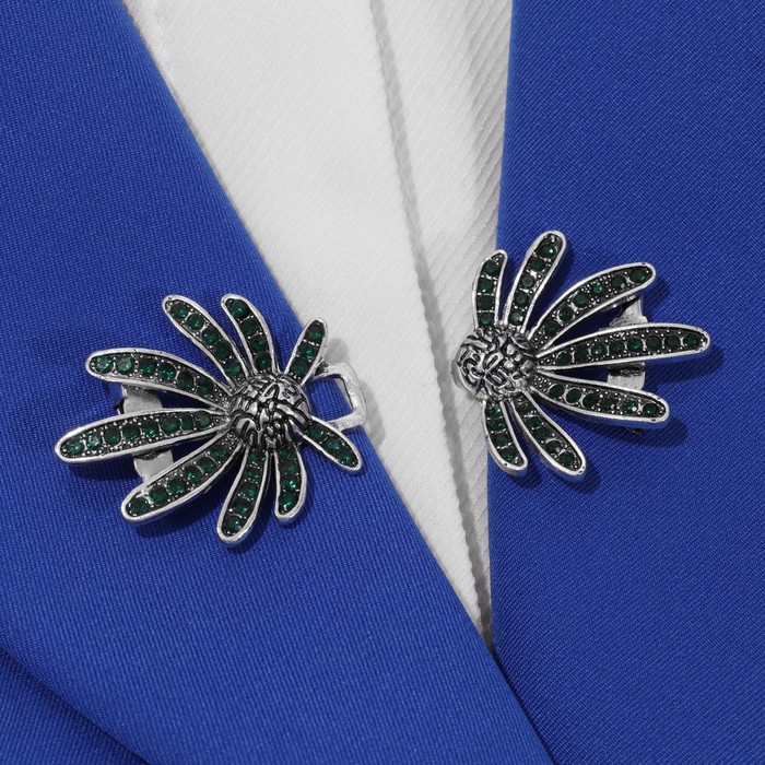 фото Зажим для кардигана "цветы" ромашки, цвет зелёный в чернёном серебре queen fair