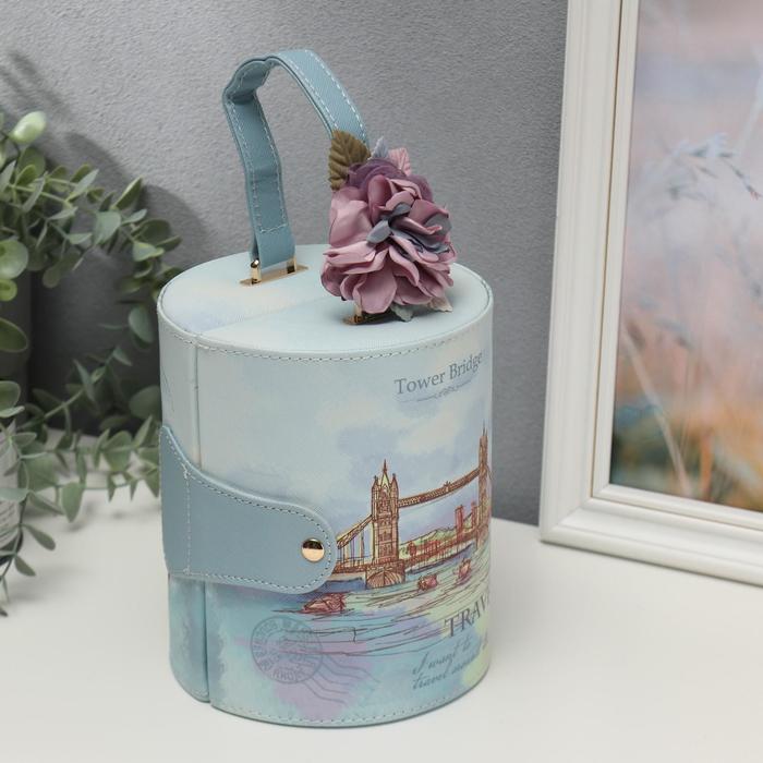 Шкатулка кожзам для украшений "Мост" голубая 14х17х14 см
Шкатулка кожзам для украшений "Мост" голубая 14х17х14 см