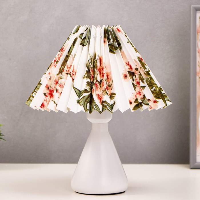 Лампа настольная 16156/1 E27 40Вт белый 25х25х27 см 
Лампа настольная 16156/1 E27 40Вт белый 25х25х27 см