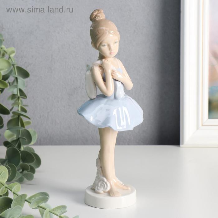 Сувенир керамика "Балерина в голубой пачке с пуантами в руках" 18х7,3х7,3 см
Сувенир керамика "Балерина в голубой пачке с пуантами в руках" 18х7,3х7,3 см