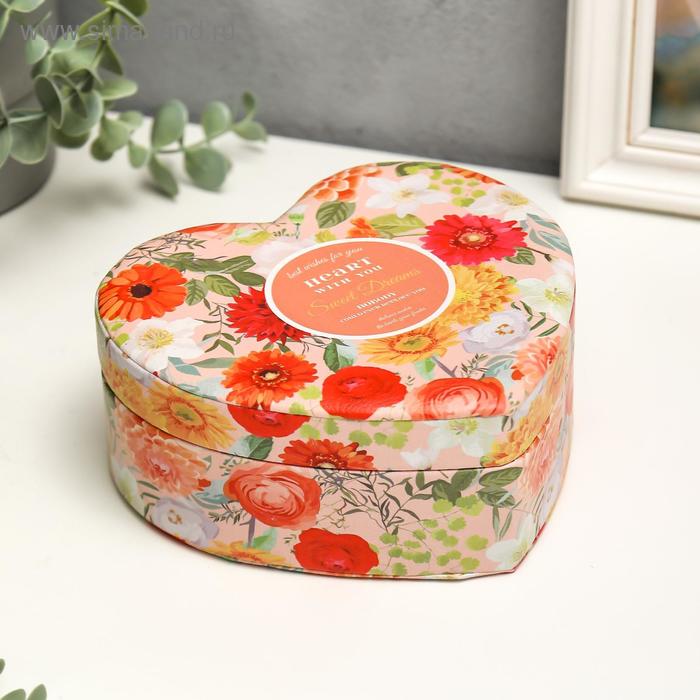 Шкатулка кожзам для украшений "Сердце с герберами" 7х17х16 см
Шкатулка кожзам для украшений "Сердце с герберами" 7х17х16 см