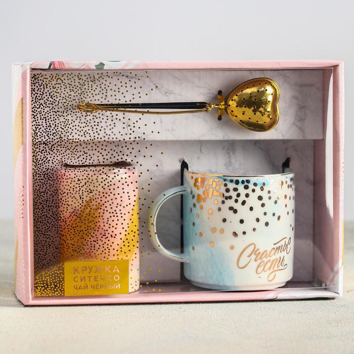 Подарочный набор «Счастье есть»: кружка 350 мл, сито, чай чёрный 25 г.
Подарочный набор «Счастье есть»: кружка 350 мл, сито, чай чёрный 25 г.