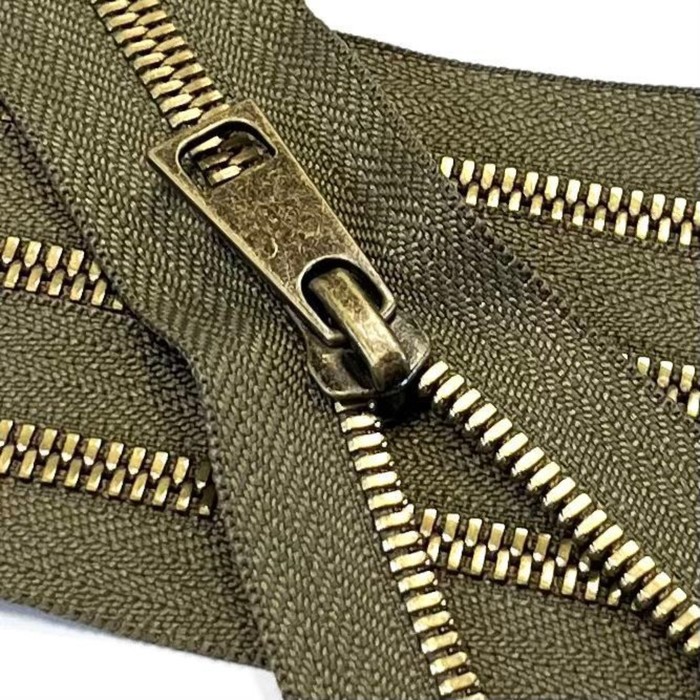 Молния металлическая №5СТ, 2 замка, размер 85 см
Молния металлическая №5СТ, 2 замка, размер 85 см