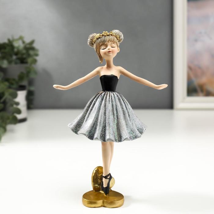 Сувенир полистоун "Балерина с венком, в серо-чёрном платье и пуантах" 17,5х6,5х11,5 см
Сувенир полистоун "Балерина с венком, в серо-чёрном платье и пуантах" 17,5х6,5х11,5 см