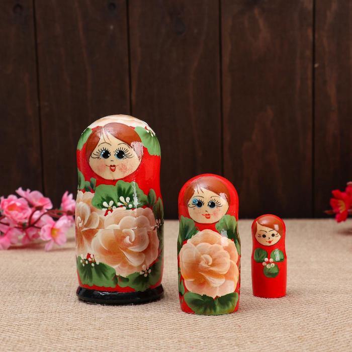 Матрёшка 3-х кукольная "Розы" красный платок, 11см, ручная роспись.
Матрёшка 3-х кукольная "Розы" красный платок, 11см, ручная роспись.