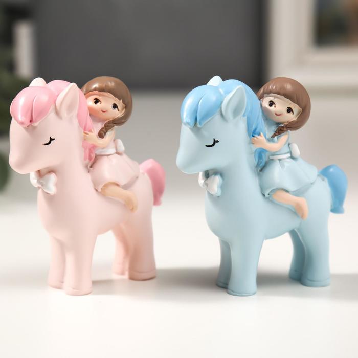 Сувенир полистоун "Малышка на пони" МИКС 7,6х6х2,5 см 
Сувенир полистоун "Малышка на пони" МИКС 7,6х6х2,5 см
